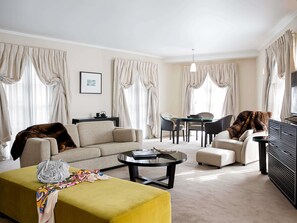 Suite, 1 King-Bett (Prestige) | Allergikerbettwaren, Daunenbettdecken, Minibar, Zimmersafe