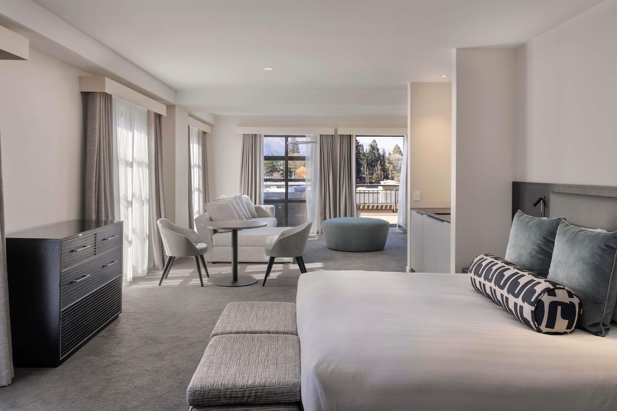 Suite, 1 letto king, patio, vista lago (Opera) | Biancheria da letto ipoallergenica, copriletto in piuma, minibar