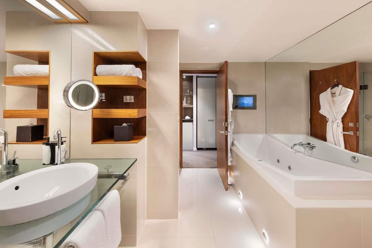 Junior Suite, 1 King Bed, Balcony