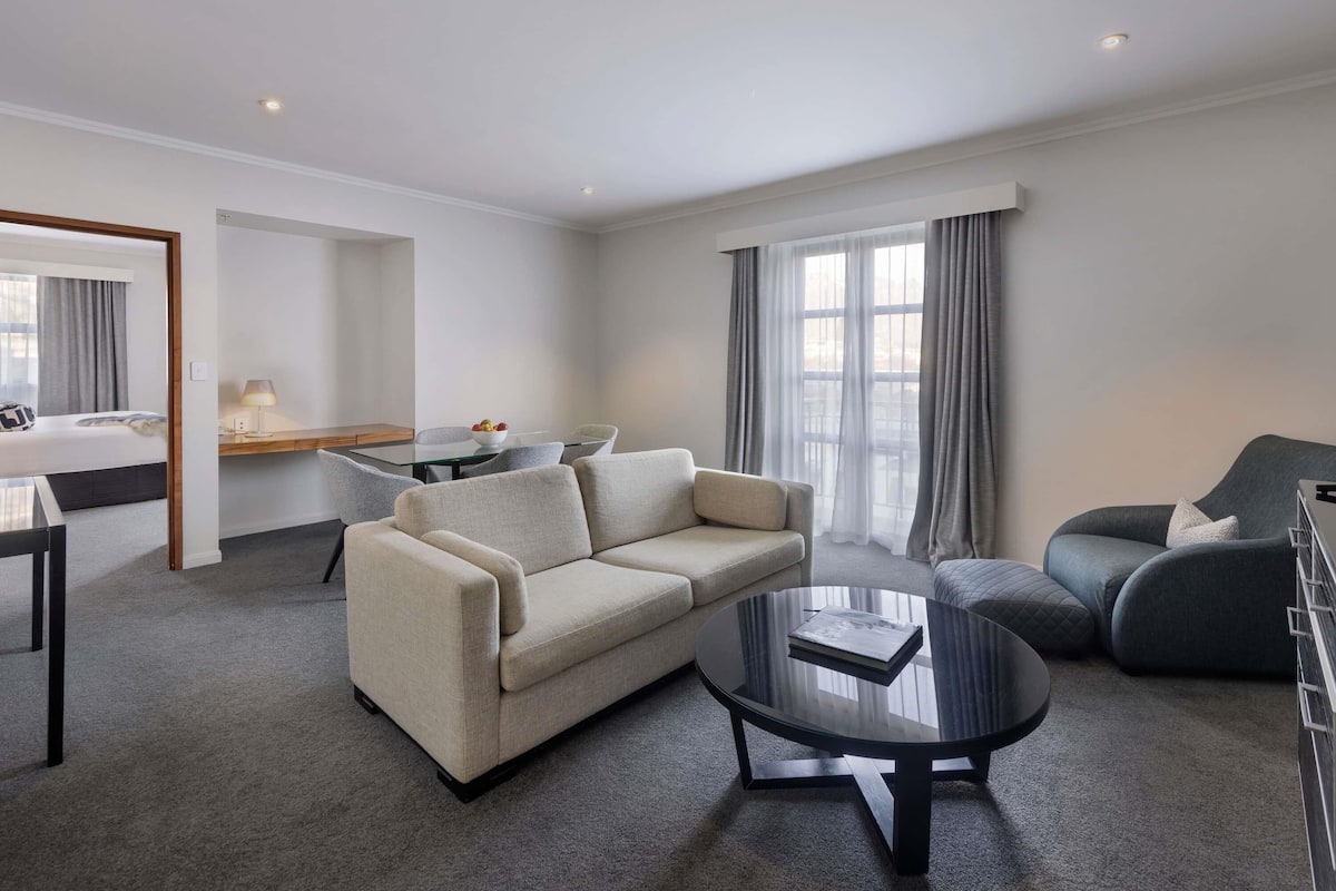 Junior suite, 1 kingsize bed, balkon | Hypoallergeen beddengoed, donsdekens, een minibar, een kluis op de kamer