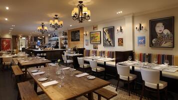 Daily cooked-to-order breakfast (NZD 45 per person)