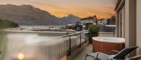 Penthouse, 1 King Bed, Patio, Lake View | Hypo-allergenic bedding, down comforters, minibar, in-room safe