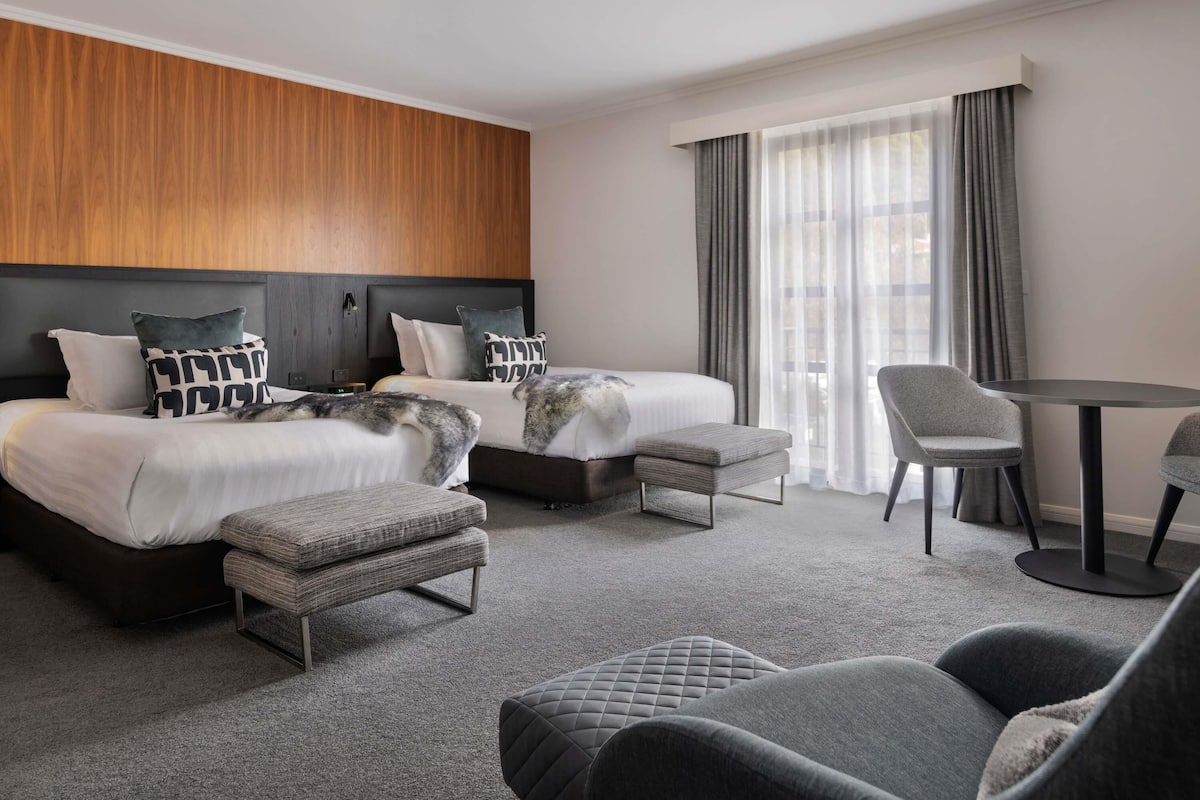 Habitación doble superior, 2 camas matrimoniales, balcón | Ropa de cama hipoalergénica, edredón y minibar