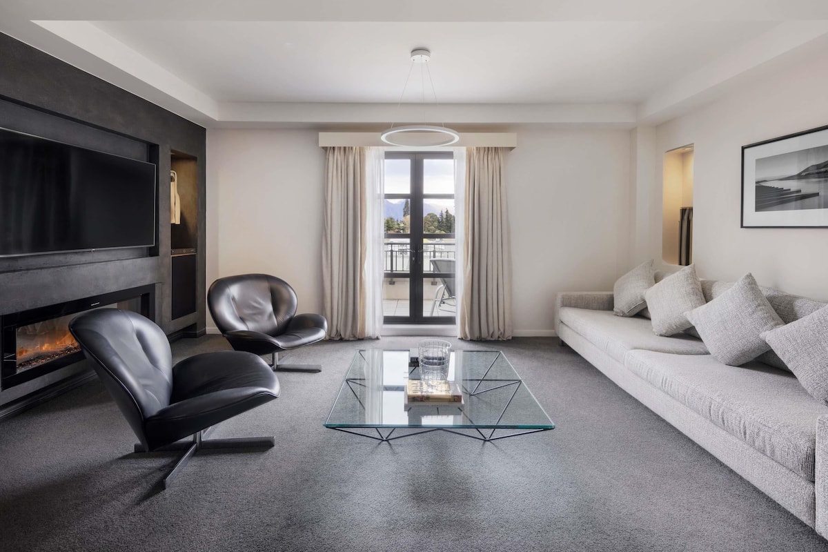 Attico, 1 letto king, patio, vista lago | Biancheria da letto ipoallergenica, copriletto in piuma, minibar