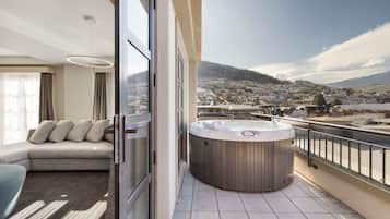 Suite, 1 King Bed, Patio, Lake View (Opera) | Hypo-allergenic bedding, down comforters, minibar, in-room safe