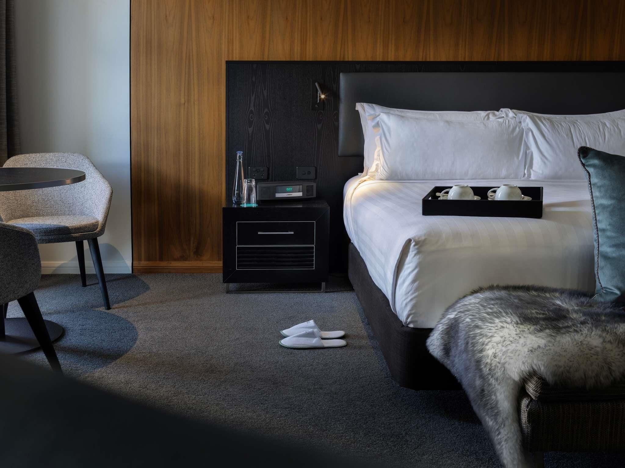 Bộ đồ giường kháng dị ứng, chăn bông, minibar, két bảo mật tại phòng 