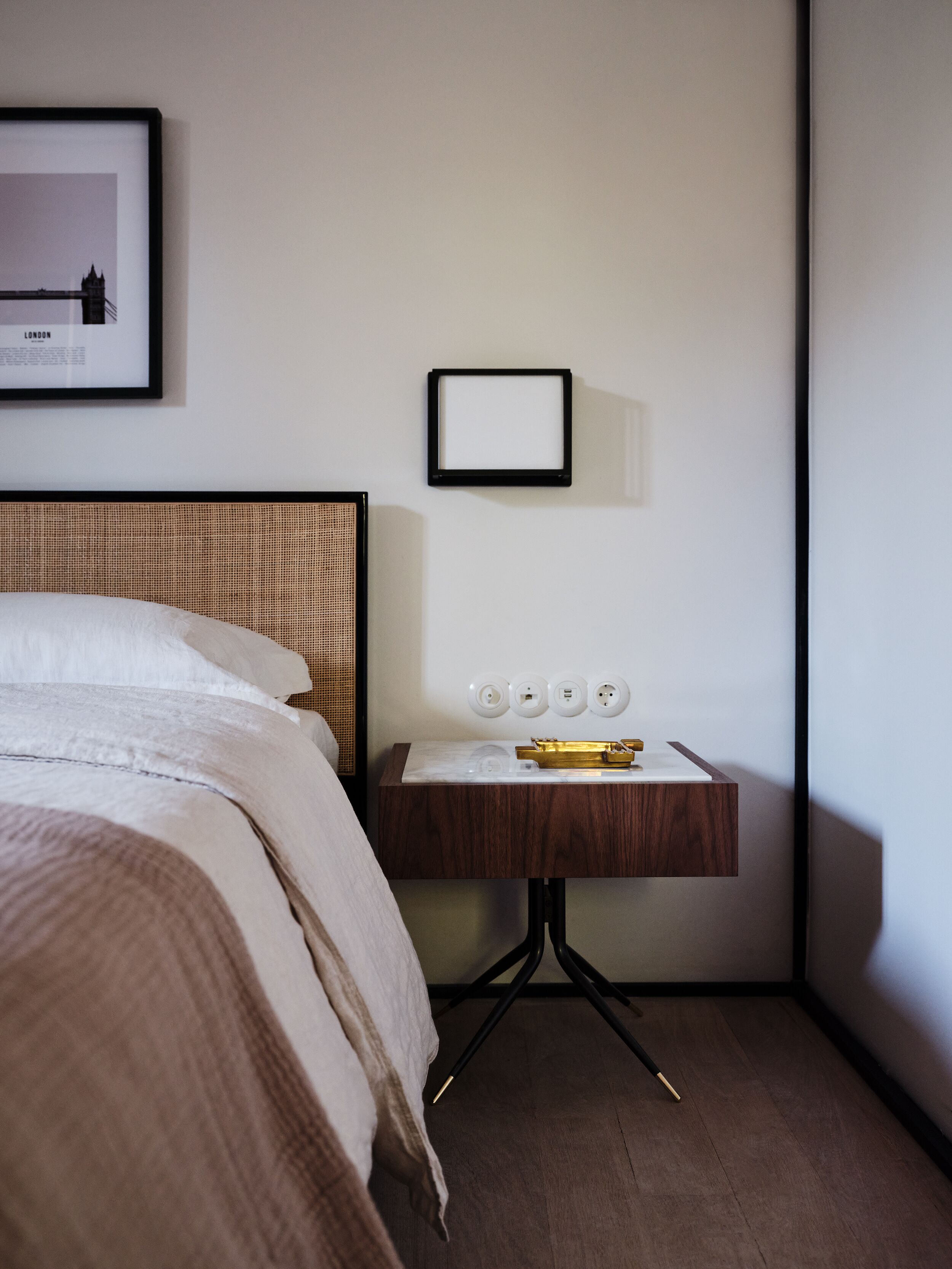 أغطية فراش متميزة وألحفة محشوة بالريش وميني بار وخزنة داخل الغرفة