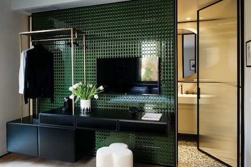 Habitación Premium, balcón, vistas a la ciudad | Ropa de cama de alta calidad, edredones de plumas, minibar y caja fuerte