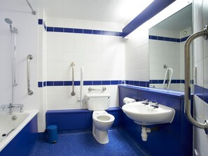 Ein Badezimmer mit Toilette, Waschbecken und Dusche.