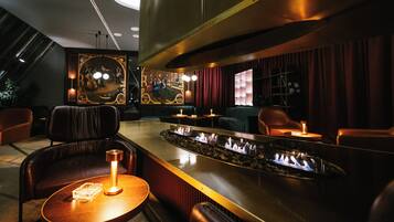2 restaurants; lunch and dinner served