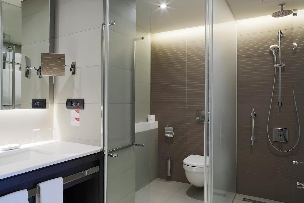 1 bedroom, hypo-allergenic bedding, minibar, in-room safe