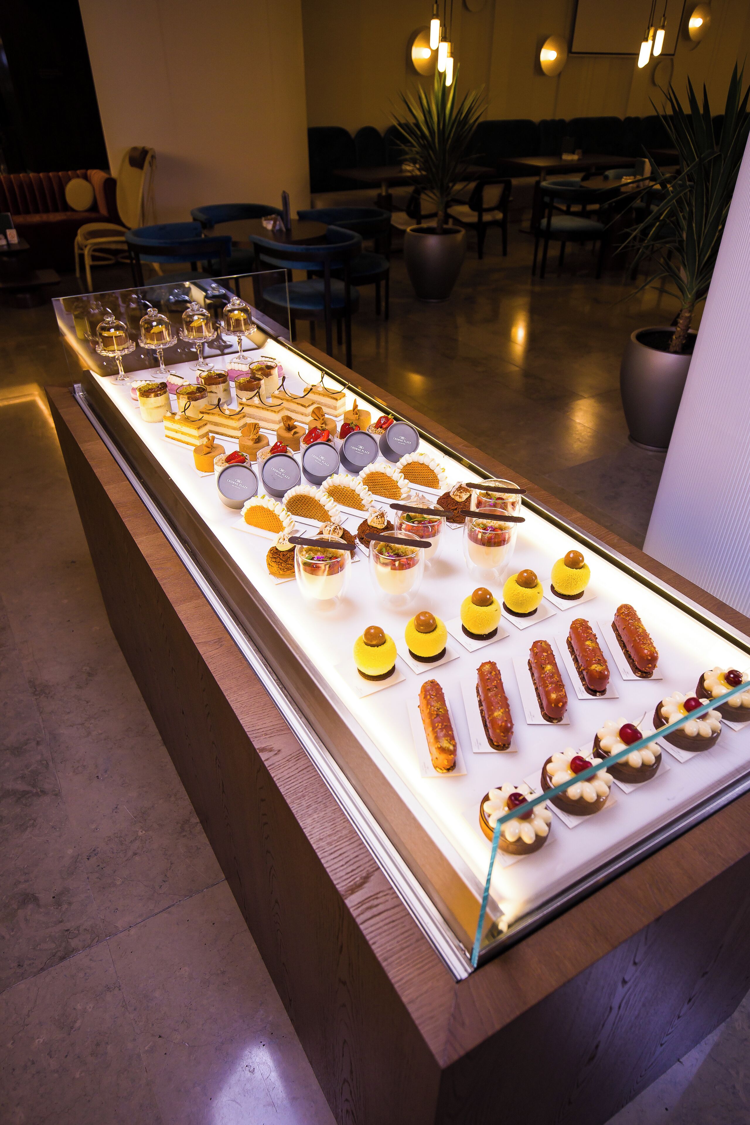 Un bufé con diversos postres y bebidas.