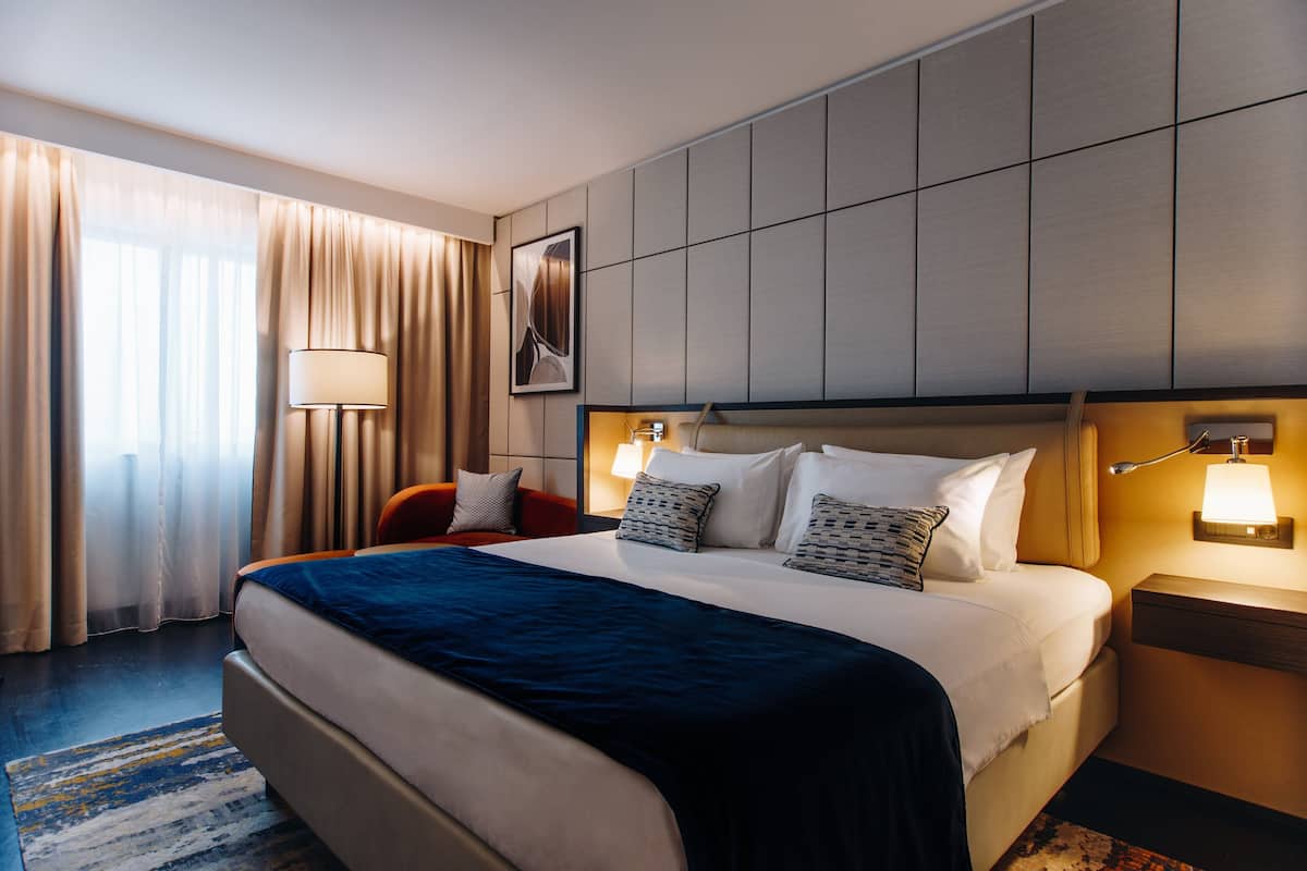 Standard Room, 1 King Bed | 1 bedroom, hypo-allergenic bedding, minibar, in-room safe