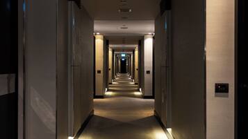 Standard Room, 1 King Bed | Hypo-allergenic bedding, minibar, in-room safe, desk