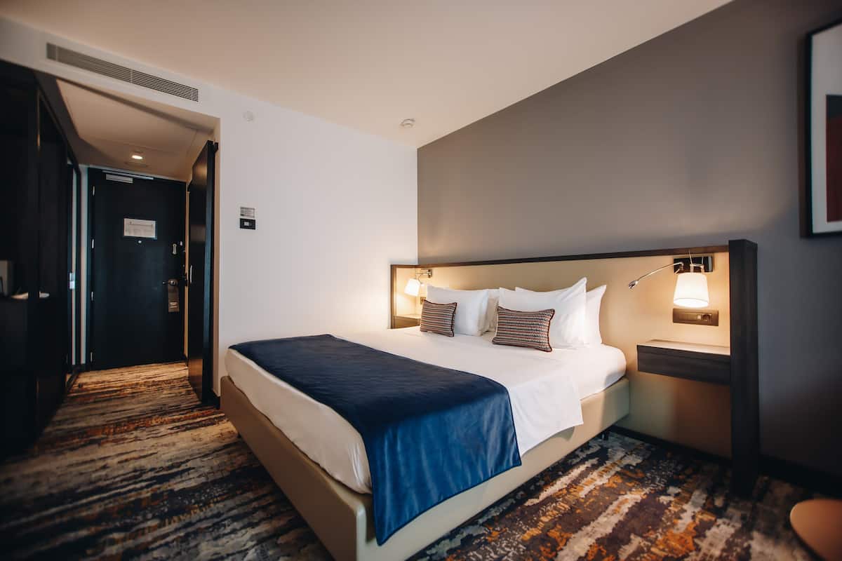 1 bedroom, hypo-allergenic bedding, minibar, in-room safe