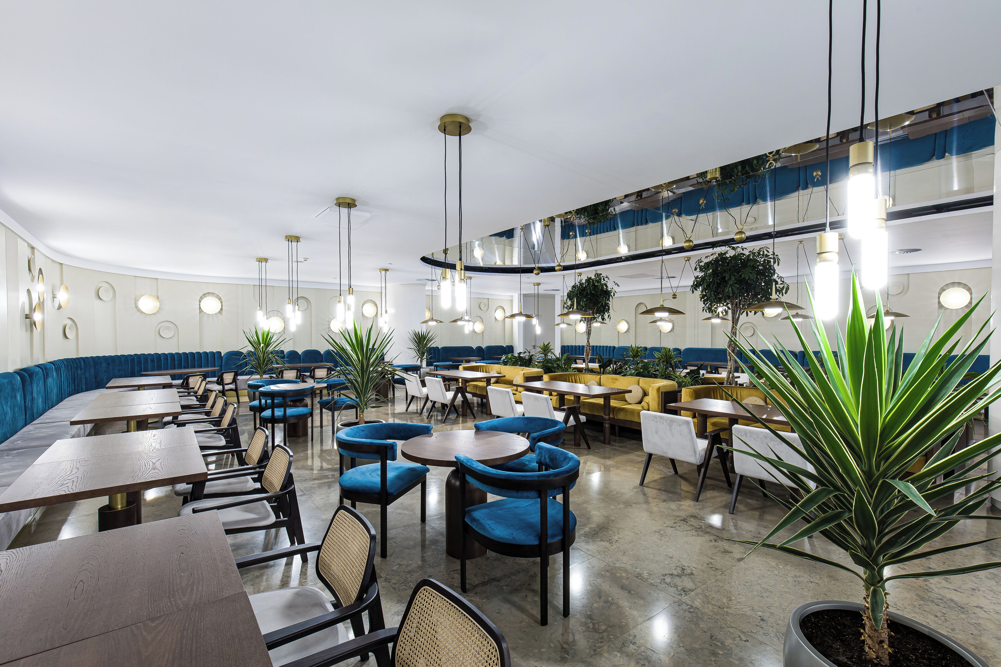 2 restaurants; lunch and dinner served