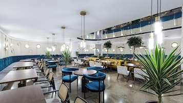 2 restaurants; ze serveren er lunch en diner