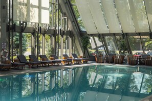 Piscina coperta, ombrelloni da piscina, lettini