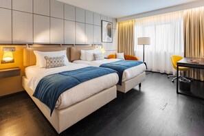 Standard Room, 2 Katil Bujang (Single) | Peralatan tempat tidur hipoalergenik, bar mini, peti besi dalam bilik 