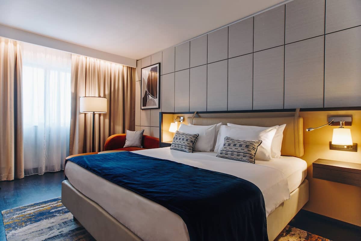 Standard Room, 1 King Bed, Club Lounge Access | Hypo-allergenic bedding available, minibar, in-room safe, desk