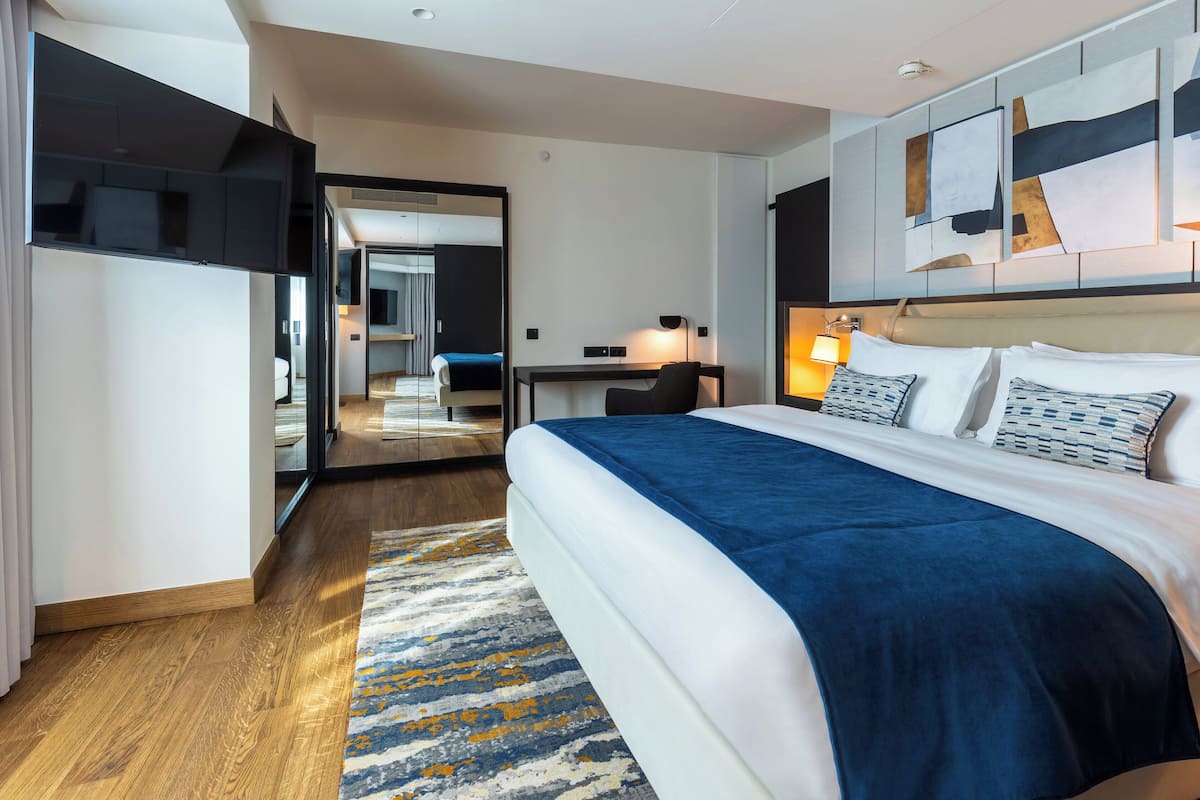 1 bedroom, hypo-allergenic bedding, minibar, in-room safe