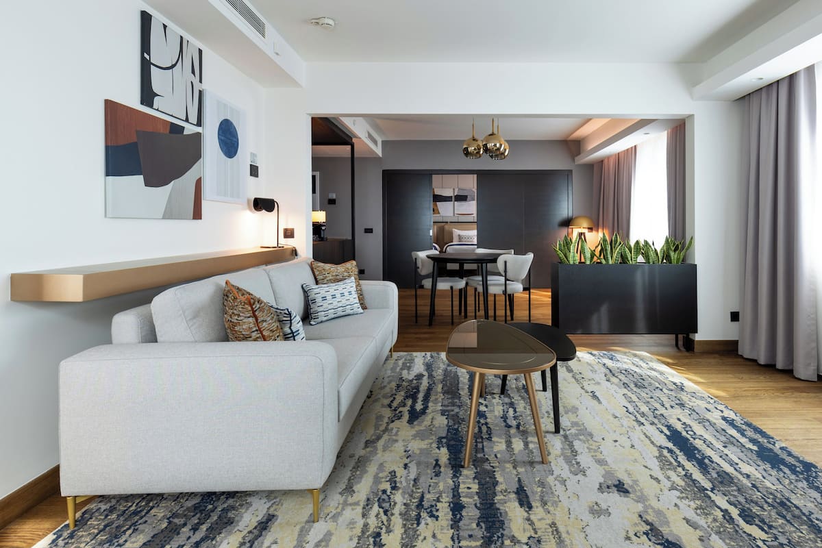 Ein modernes Wohnzimmer mit einer Couch, einem Couchtisch und einem Essbereich.