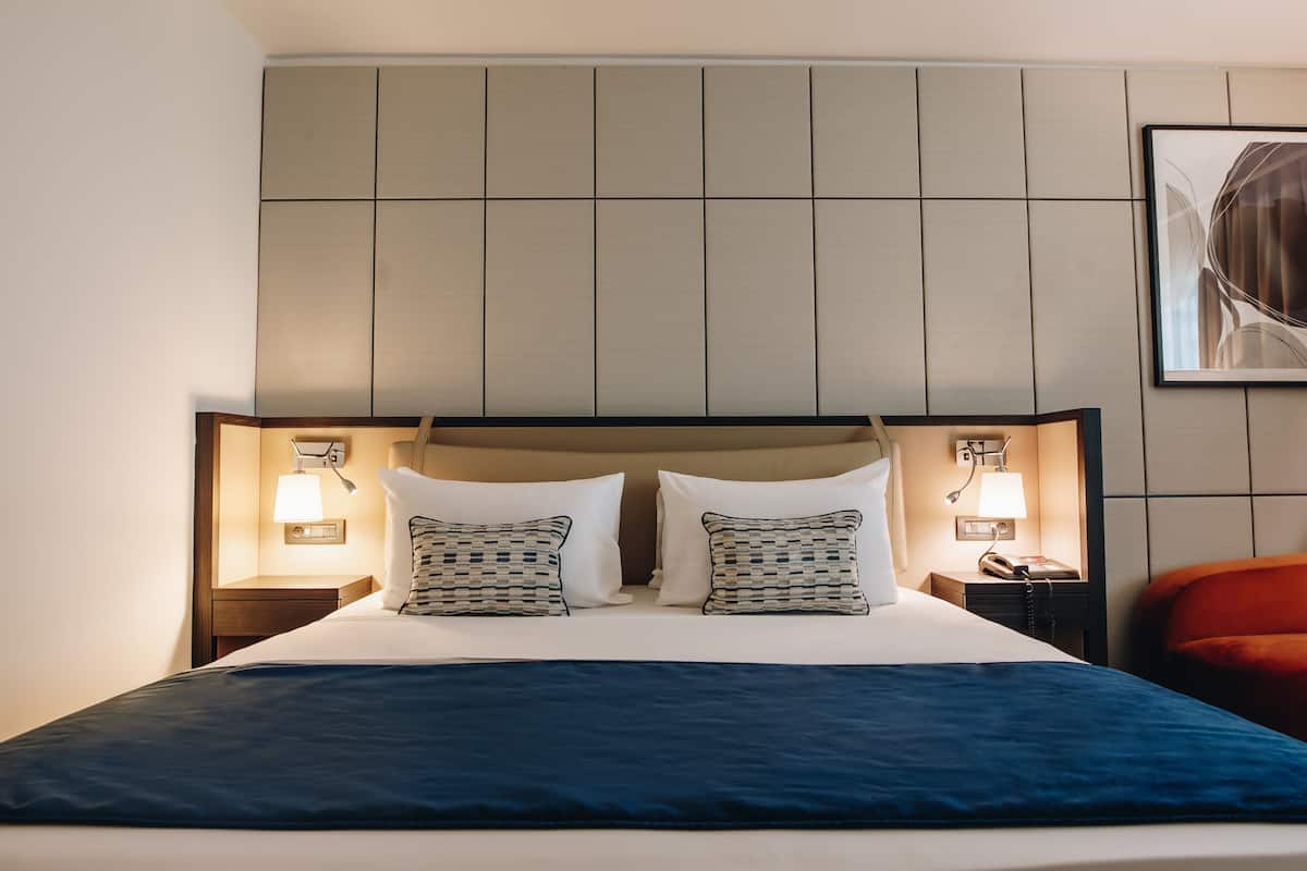 Allergitestet sengetøy, minibar, safe på rommet og skrivebord