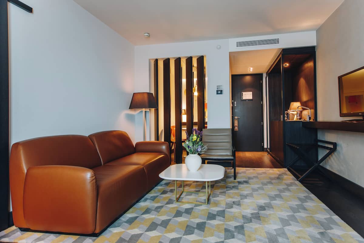 1 bedroom, hypo-allergenic bedding, minibar, in-room safe