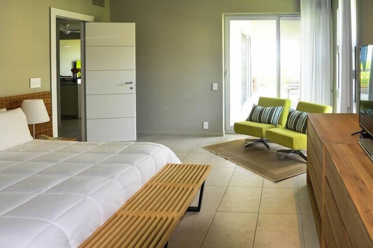 Ein Hotelzimmer mit Bett, Schreibtisch, Stuhl und Kleiderschrank.