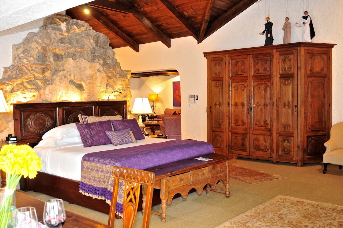 Superior Suite Spa Living (All rooms are different) | Peralatan tempat tidur premium, bar mini, peti besi dalam bilik 