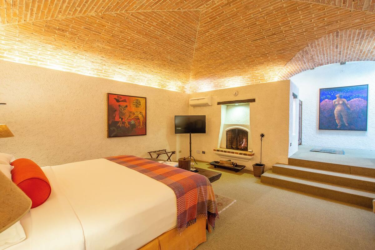 Executive Suite (All rooms are different) | Peralatan tempat tidur premium, bar mini, peti besi dalam bilik 