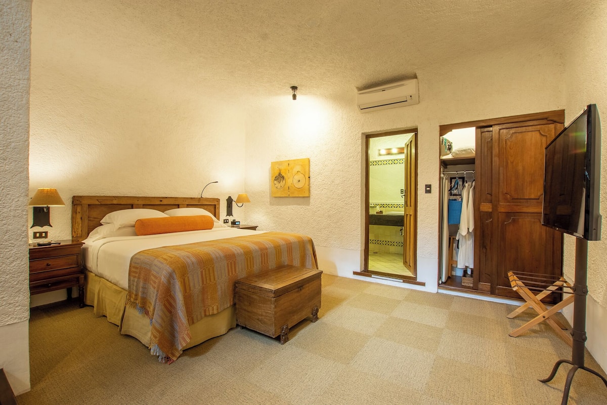 Executive Suite, 1 Katil Raja (King) (All rooms are different) | Peralatan tempat tidur premium, bar mini, peti besi dalam bilik 