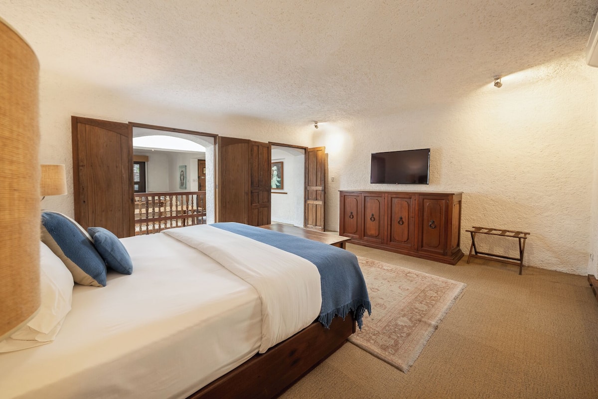 Deluxe Suite (All rooms are different) | Peralatan tempat tidur premium, bar mini, peti besi dalam bilik 