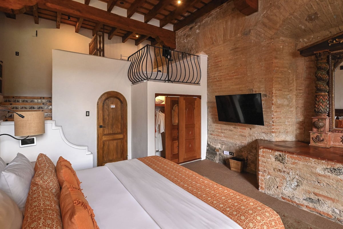 Exclusive Suite, 1 Katil Raja (King) (All rooms are different) | Peralatan tempat tidur premium, bar mini, peti besi dalam bilik 
