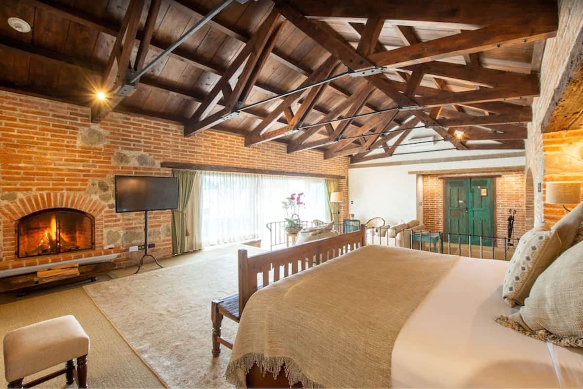 Suite (All rooms are different) | Peralatan tempat tidur premium, bar mini, peti besi dalam bilik 