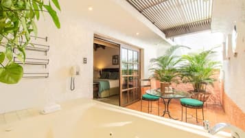 Rom – standard, 1 kingsize-seng, massasjebadekar (All rooms are different) | Boblebad