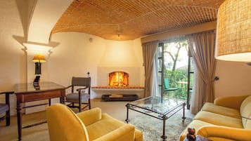 Junior Suite (All rooms are different) (2 adults, 2 children) | Ropa de cama de alta calidad, minibar, caja fuerte