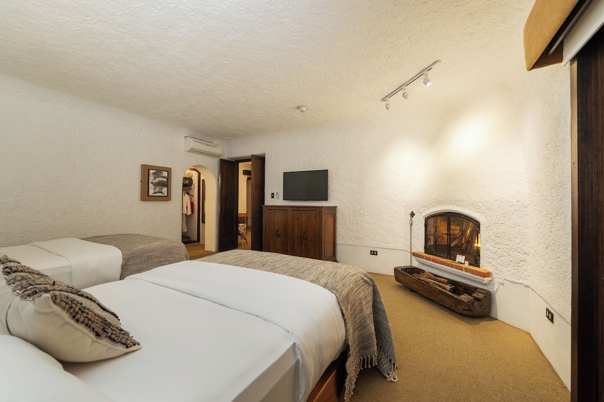 Junior-suite (All rooms are different) | 1 soveværelse, premium-sengetøj, minibar, pengeskab på værelset