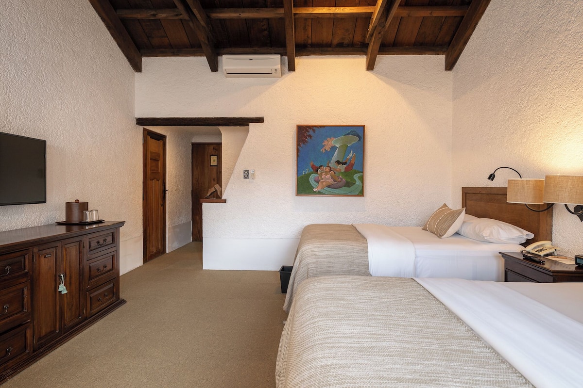 Standard Room (All rooms are different) | Peralatan tempat tidur premium, bar mini, peti besi dalam bilik 