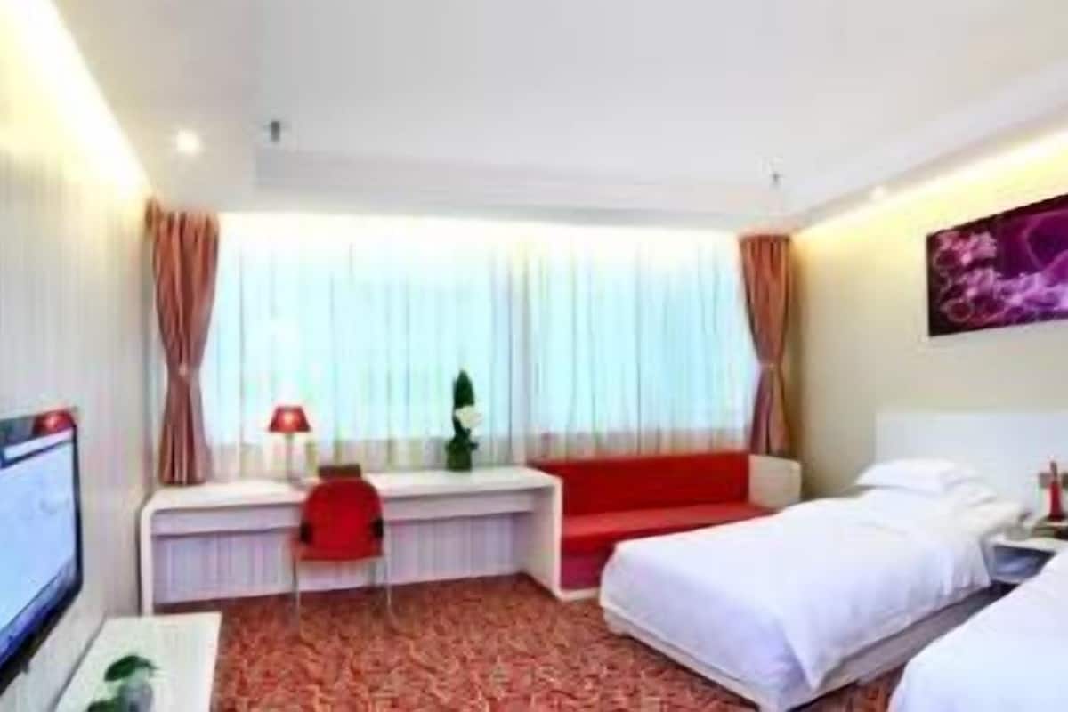 Minibar, in-room safe, free WiFi