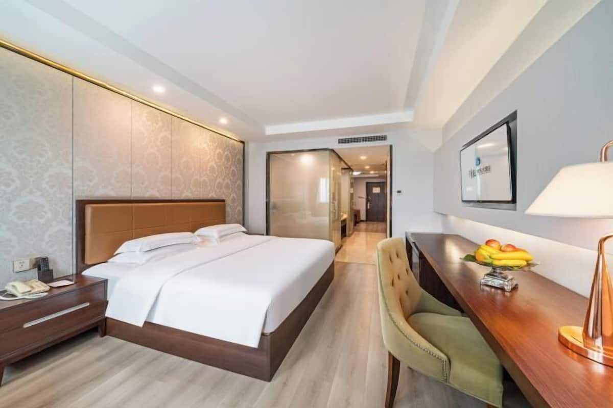 Minibar, in-room safe, free WiFi