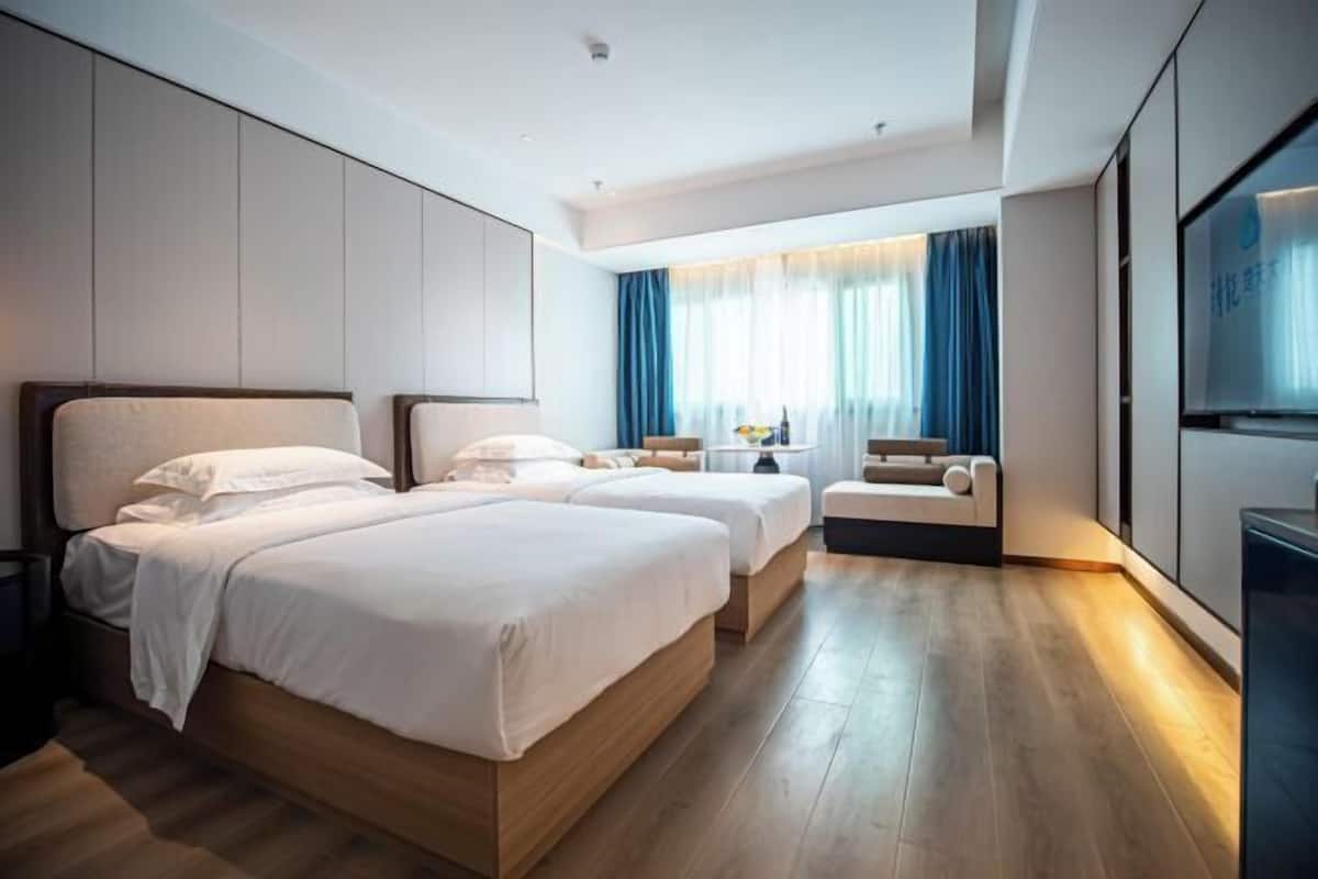 Minibar, in-room safe, free WiFi