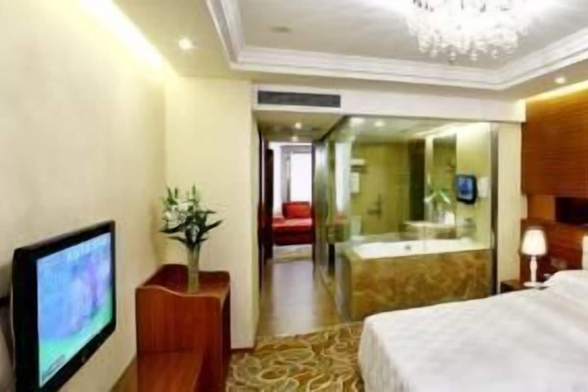 Business Room, 1 King Bed | Minibar, in-room safe, WiFi (free)