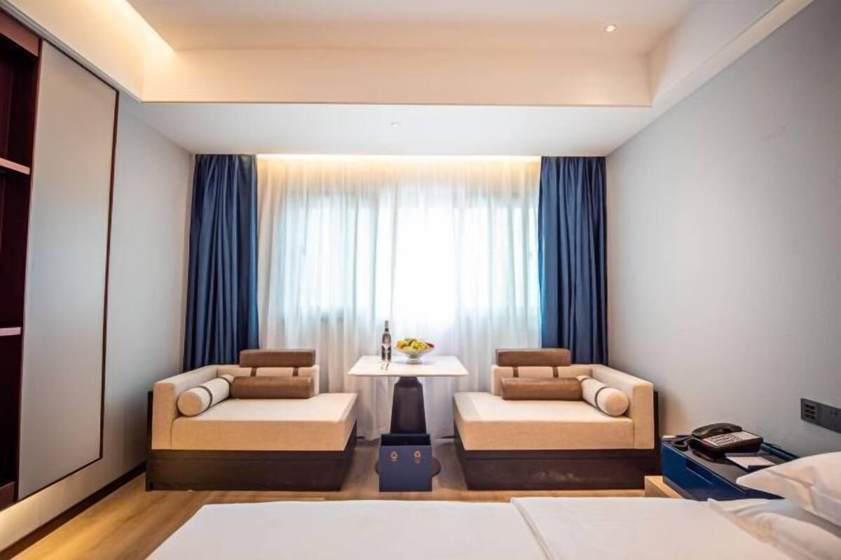 Minibar, in-room safe, WiFi (free)