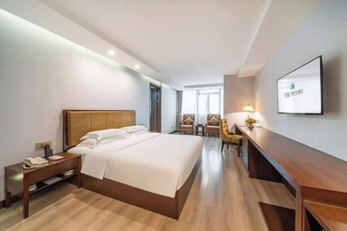 Minibar, in-room safe, free WiFi