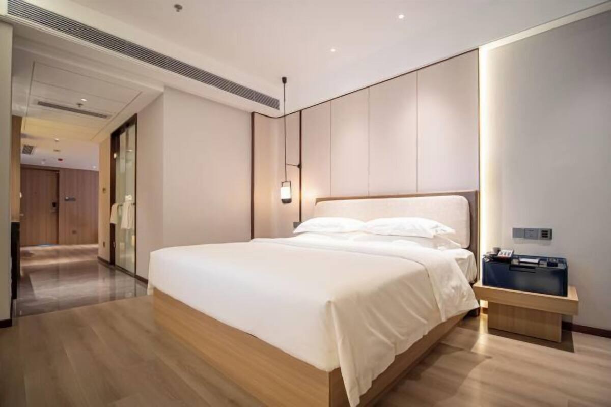 Minibar, in-room safe, WiFi (free)