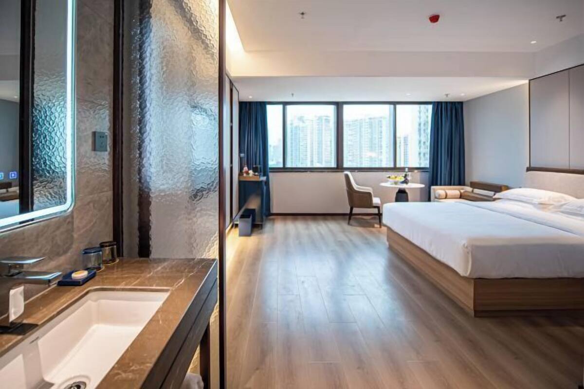 Minibar, in-room safe, WiFi (free)