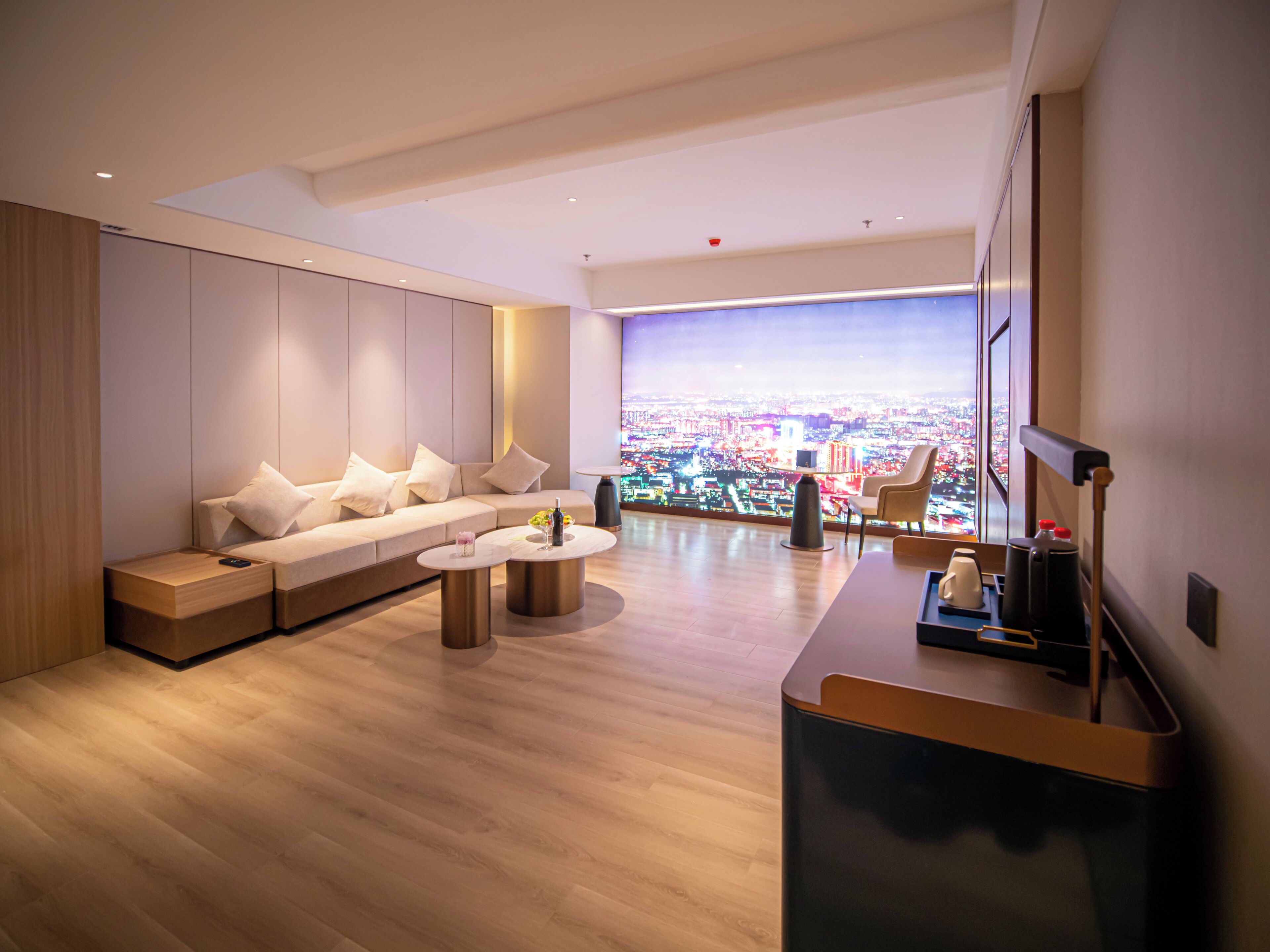 Minibar, in-room safe, free WiFi