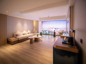 Minibar, in-room safe, free WiFi