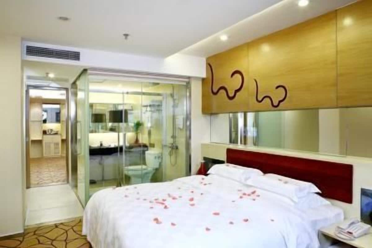 Minibar, in-room safe, free WiFi